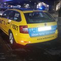 FOTOD SÜNDMUSKOHALT | Joobes mees vandaalitses Tallinna lennujaamas üheksa takso kallal