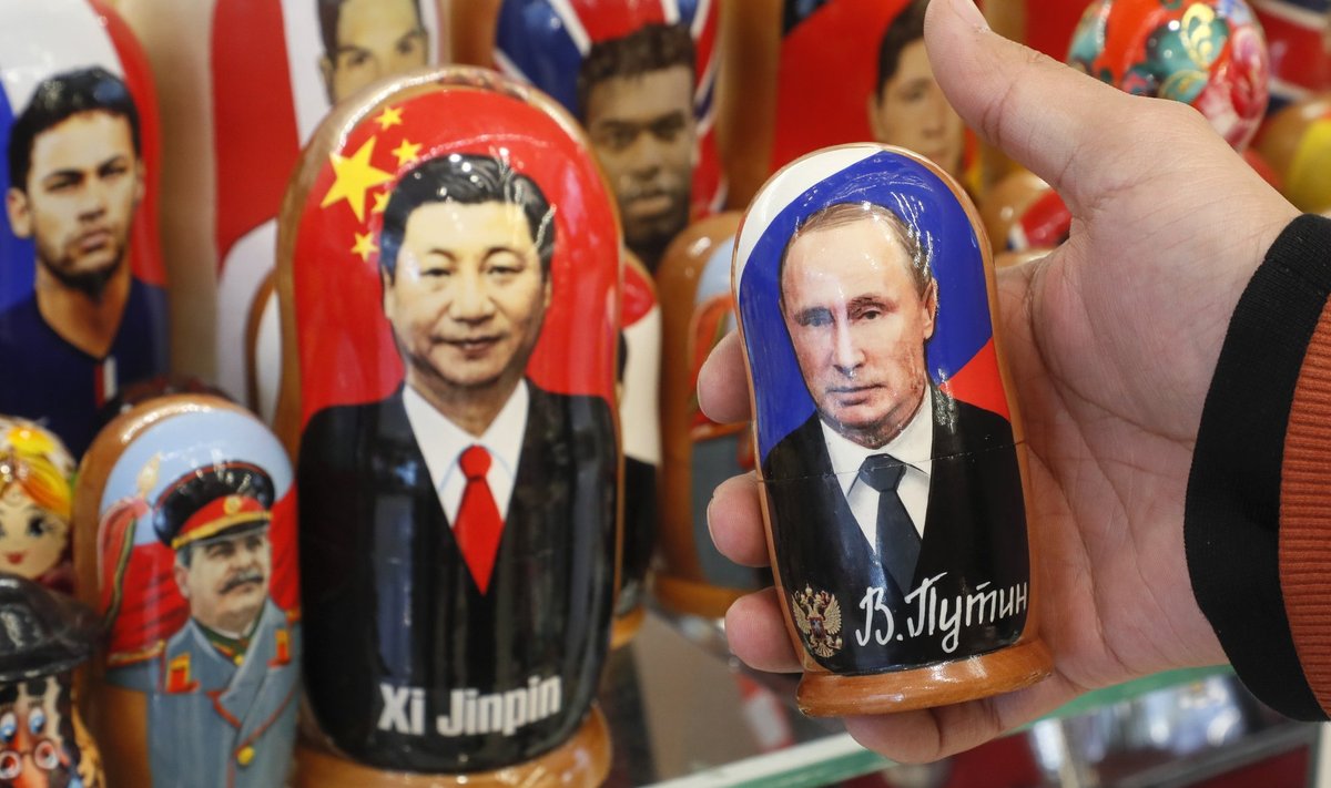 Матрешки с изображением Си Цзиньпина и Владимира Путина