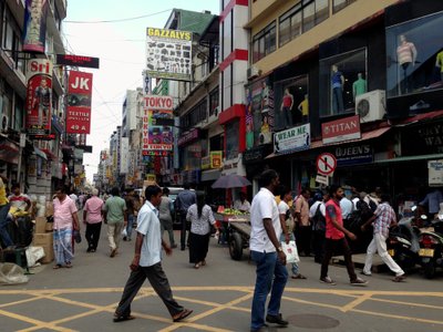 Colombo üks peamistest kirevatest ja rahvarohketest kaubandustänavatest. 