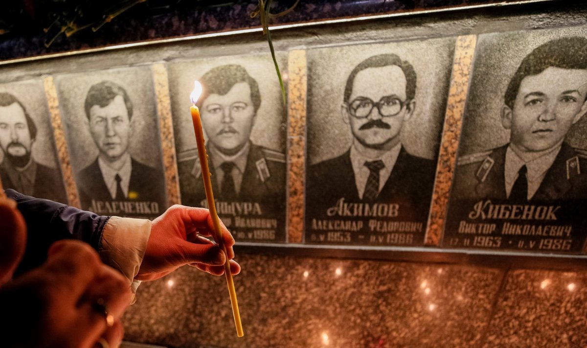 Memoriaal Tšornobõli katastroofis surnud tuletõrjujatele ja töötajatele Ukrainas Slavutõtšis. Pildil 2017. aasta öine mälestusteenistus. 