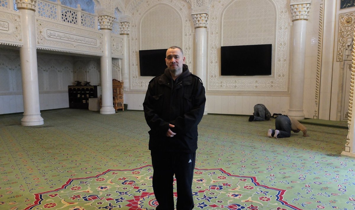 Berliinis asuva Omar ibn al-Khattabi mošee esindaja Birol Uçan pühakojas, kus käib reedeti koos mitusada eri maadest pärit inimest.