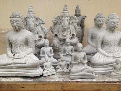 Külastasime käsitööna valmivate kujude sepistamise tehast. Kuna Sri Lankas on igas endast lugupidavas majapidamises altar, kus Buddha või Ganesha kuju, siis pea igas väiksemas linnas on taolisele ettevõttele turgu. 