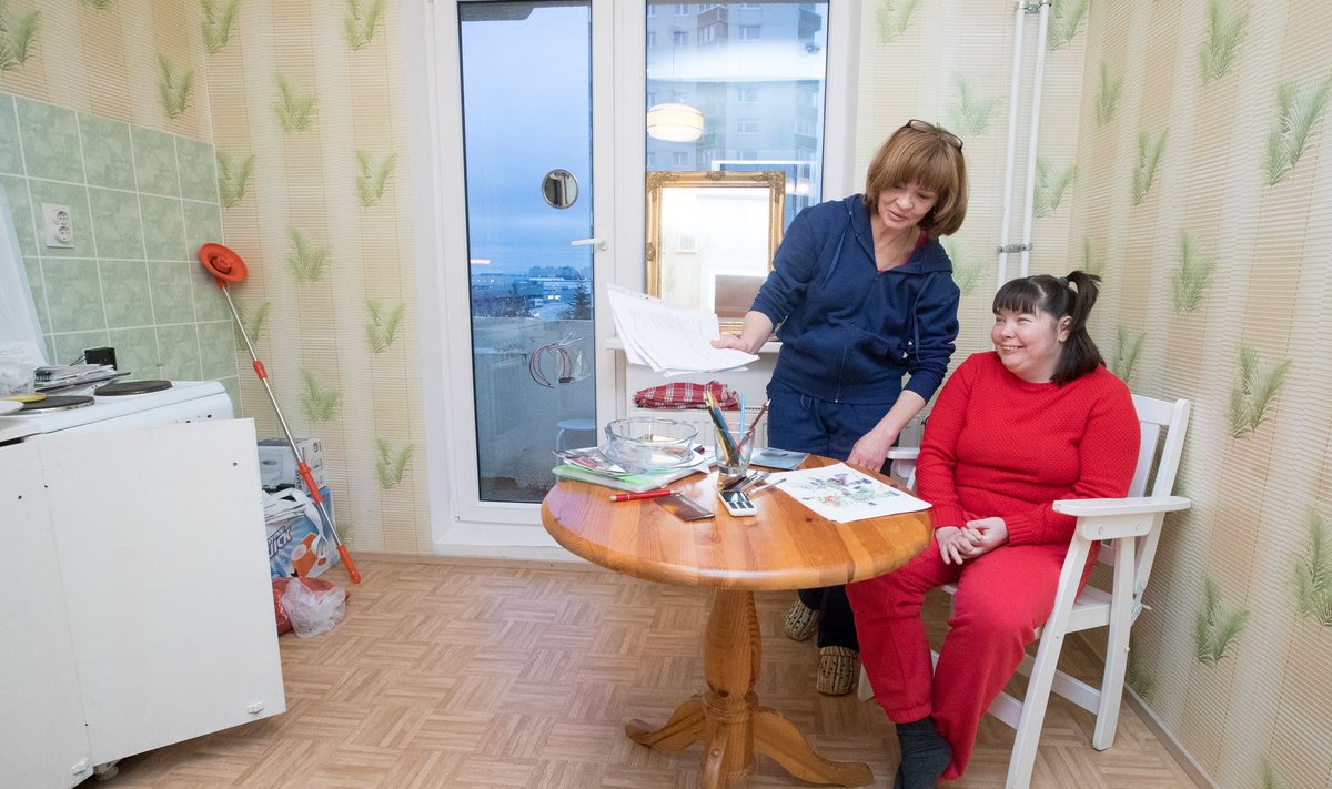 Külalisi nähes on Ksenia rõõmus ja valmistab sellega oma emale Jevgeniale (vasakul) heameelt. Muidu igatseb Ksenia vana kodu järele, kus tal oli oma tuba.