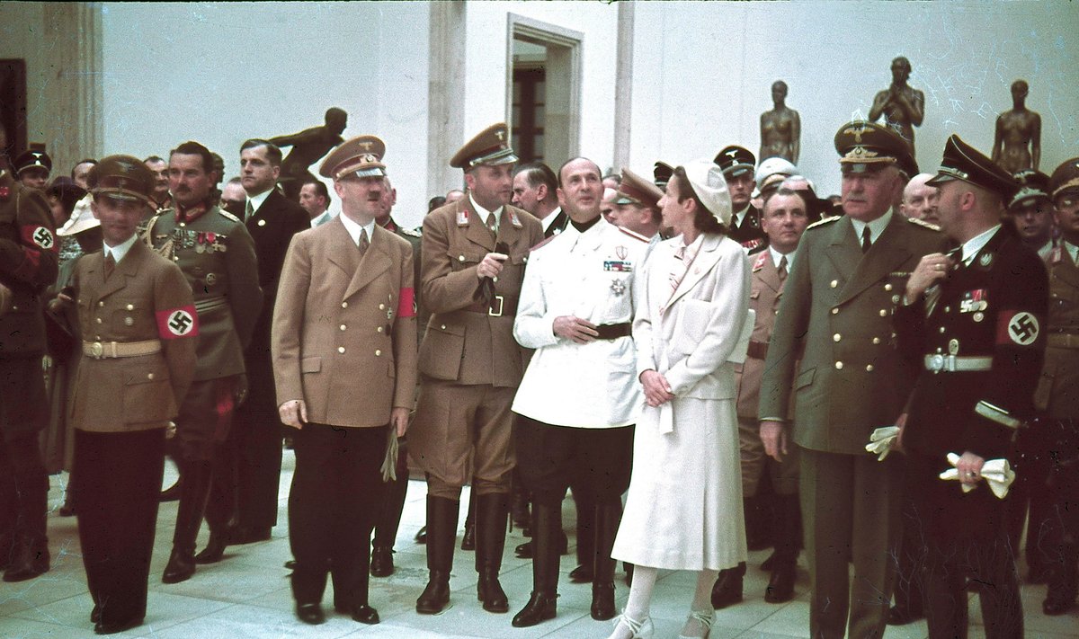 ASJATUNDJAD: Adolf Hitler, Joseph Goebbels ja teised tutvumas saksa kunsti maja väljapanekuga.