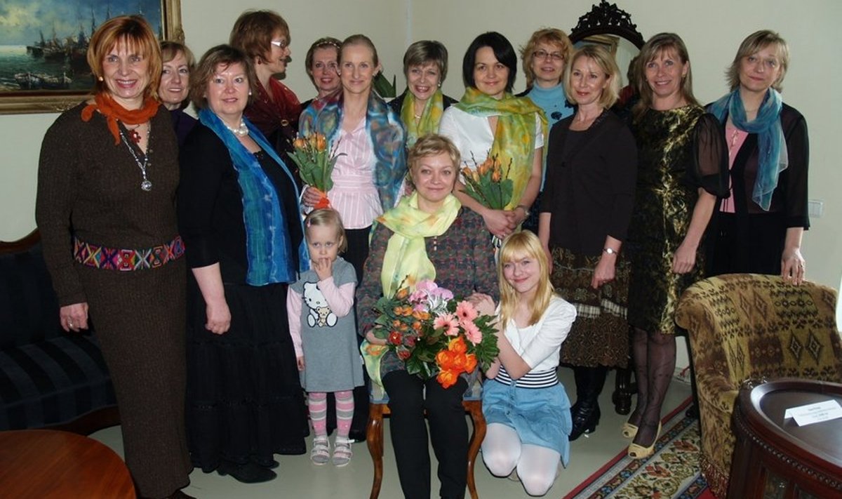 Nominendid koos VEDA daamidega, keskel Aasta Naine Ita-Riina Pedanik tütrega.
