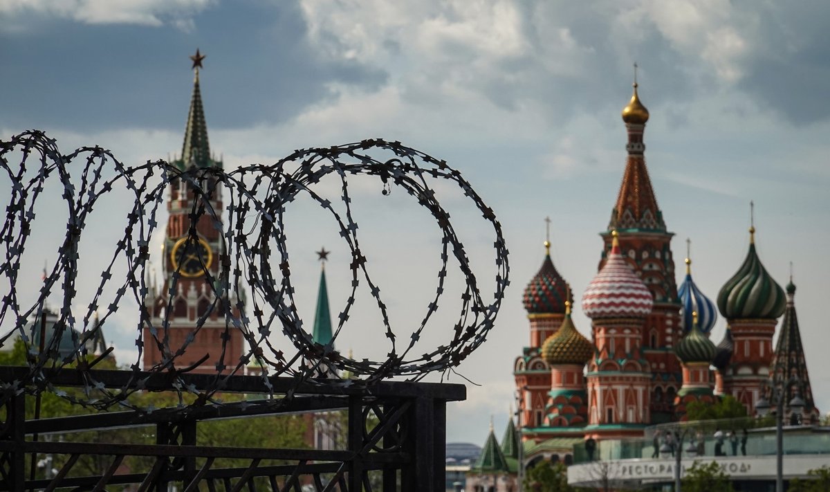 Иллюстративное фото. Колючая проволока перед Спасской башней Кремля (слева) и собором Василия Блаженного (справа) в Москве, Россия, 21 мая 2024 года. 