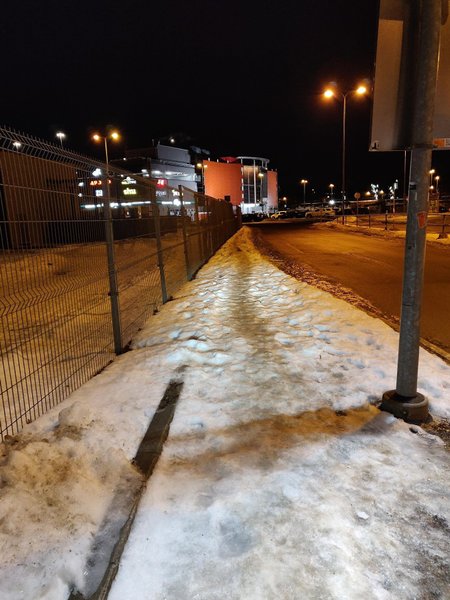 Jalakäija ligipääs Kristiine keskuse Tulika tänava sissekäiku