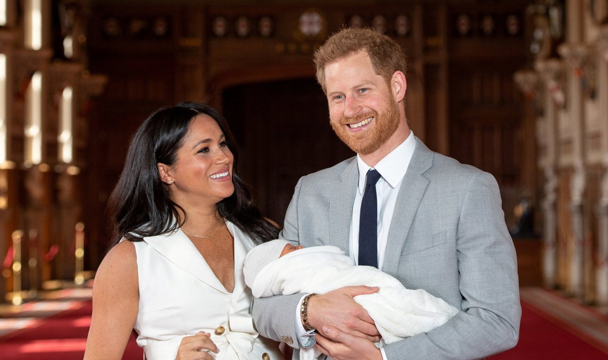 Prints Harry ja tema süles on Archie Mountbatten-Windsor, kes hoiab seitsmendat kohta.