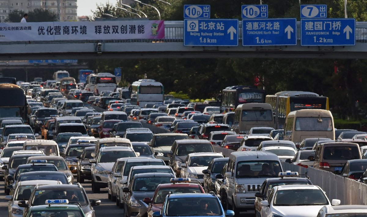 Hiina valitsus arutab, millal keelustada bensiini- ja diiselmootoriga autode tootmine ja müük.