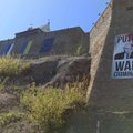 ФОТОФАКТ | Антипутинский плакат продолжает висеть на стенах Нарвского замка