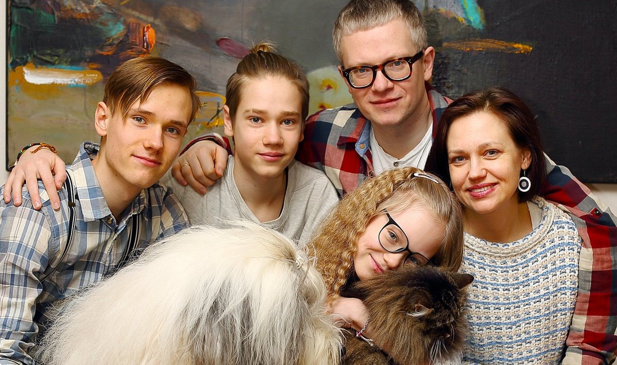 Pereisa Janek Mäggi peab puberteediiga igati normaalseks arenguetapiks. Fotol abikaasa Kätlini, poegade Joonatani (vasakul) ja Morteni, tütar Jette, koer Eleiuse ja kass Tiiger Miisuga.