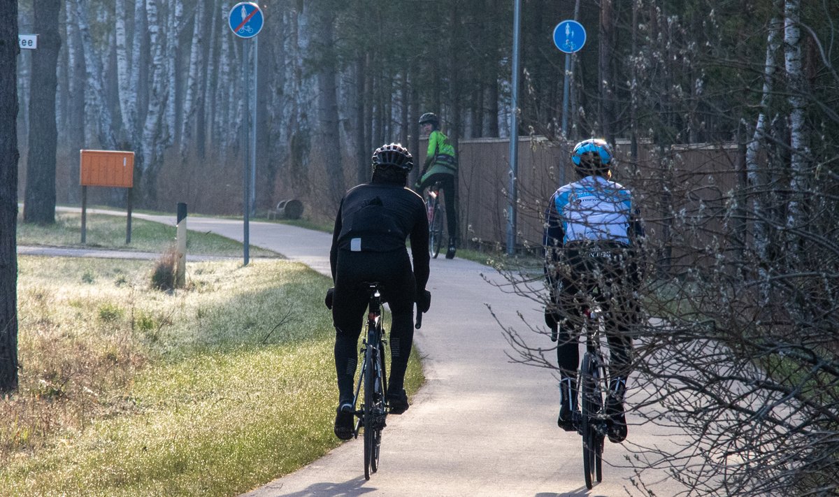 Mihkel Räim ja Steven Kalf sõitsid heategevusliku rattasõidu ümber Saaremaa. Rattasõit on toetuseks Kuressaare haiglale