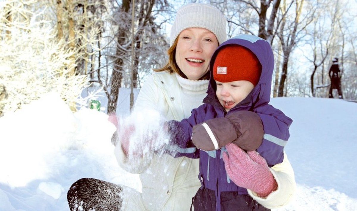 Eesti talv näib meeldivat nii Maarjale kui väikesele Lukasele, küllap ka koju jäänud Johannesele ning peatselt ilmavalgust nägevale pisiõele.
