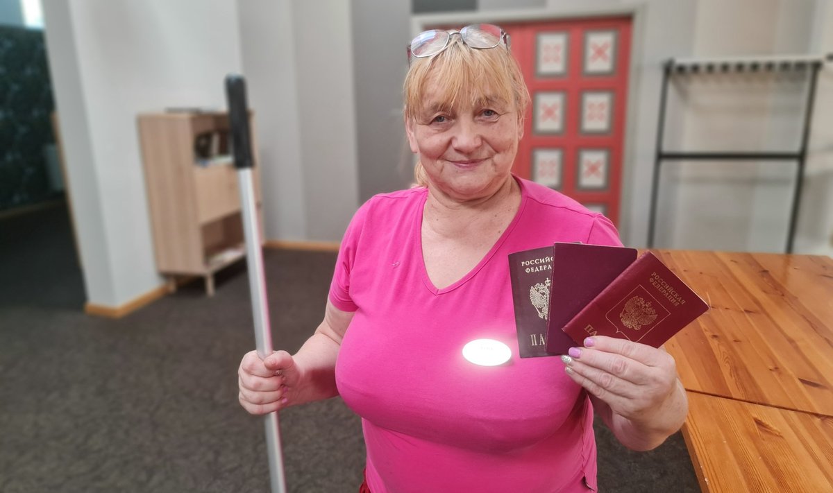 Venemaal Petseris elav ja Eestis tööl käiv Erna näitab uhkusega kolme passi. „Eesti pass on sünnijärgselt. Kui sain 16, "kinkis" Vene passi mulle Leonid Brežnev. Lisaks on mul ka Venemaa välispass!“