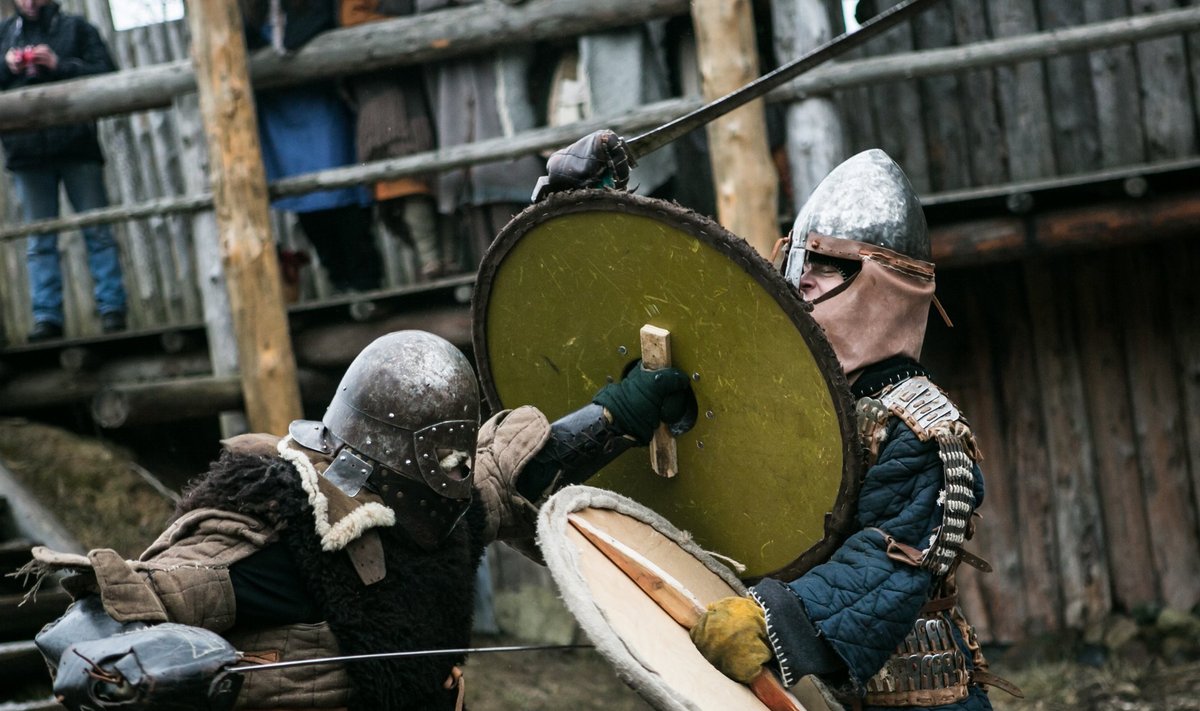 Mõõgavõitlus viikingite külas