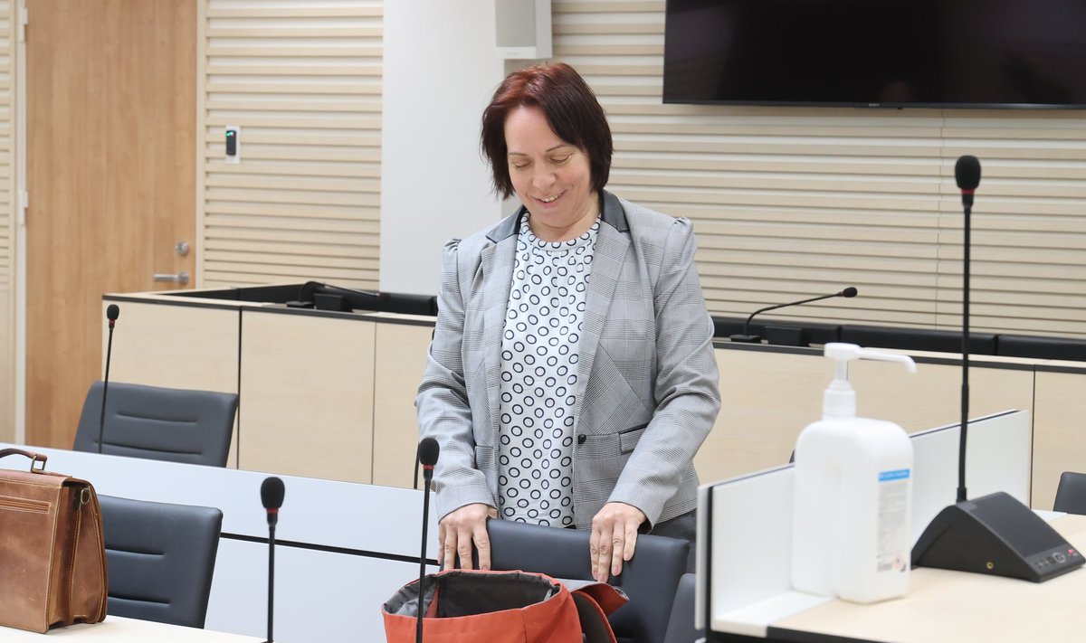 Kui esimestel istungitel võis Mailis Repsi kehakeelest välja lugeda tema puhul harukordset tõrksust, siis ajaga on meeleolu kohtus leplikumaks, vahest lõbusamakski muutunud.