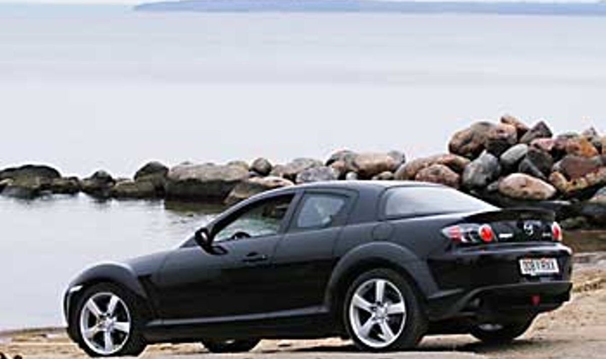 SPORTLIKU PEREAUTO ALTERNATIIV: Mazda RX-8l on neli istet ja neli ust ning 290liitrine pakiruum. Sportauto sõiduomadused kuuluvad põhivarustusse. Vallo Kruuser