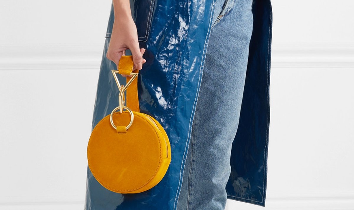 Tara Zadeh’ ümar kott „Azar” on sel aastal tohutult populaarne. Seemisnahast kott on valmistatud Hispaanias käsitsi ning sellist stiili kotti kantakse elegantselt randmel või sõrmede vahel. 445.-