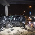 FOTOD | Alkoholijoobes noormees sõitis BMWga vastu Lindakivi silla betoonposti