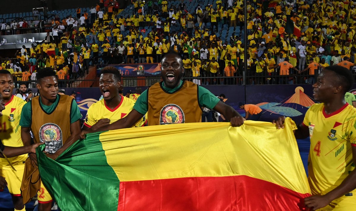 Benini mängijad võitu tähistamas