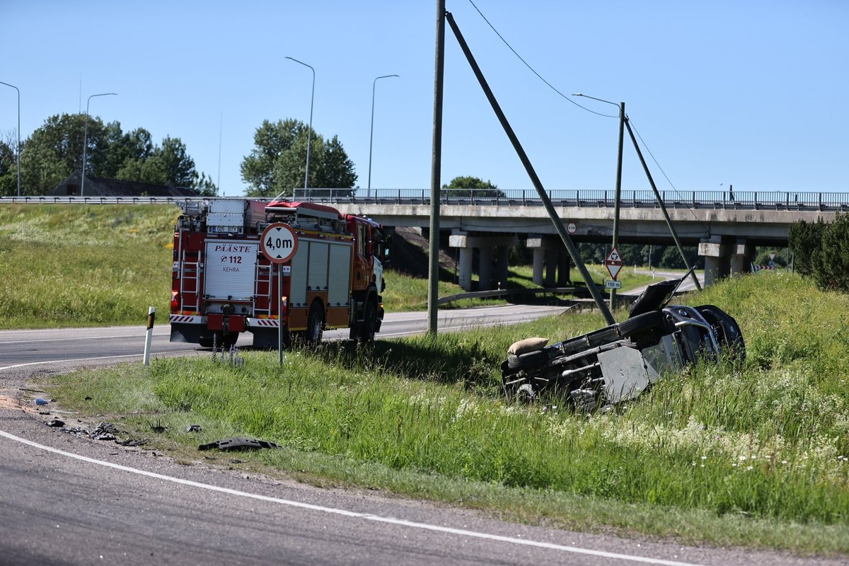 FOTOD SÜNDMUSKOHALT | Harjumaal Kiius juhtus raske avarii. Üks juhtidest tuli autost välja lõigata