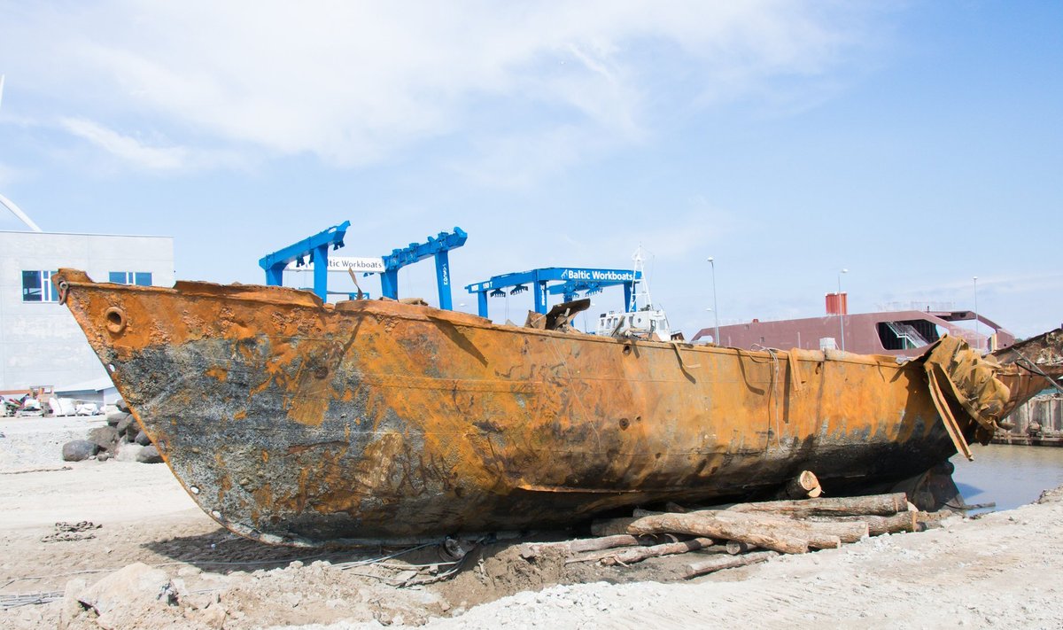 Nasval, laevaehitustehase Baltic Workboats dokibasseini ettevalmistustööde käigus leiti kaist kaks kalatraalerit. 1975 aastal uputati toona kaks amortiseerunud kalalaeva kai täiteks . Kai ehitati laevade ümber. Kohalikud kalurid mäletavad pisteliselt seda aega,  nende meenutuste kohaselt täideti laevakered kividega. 