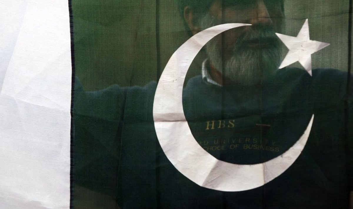 Mees hoidmas käes Pakistani lippu
