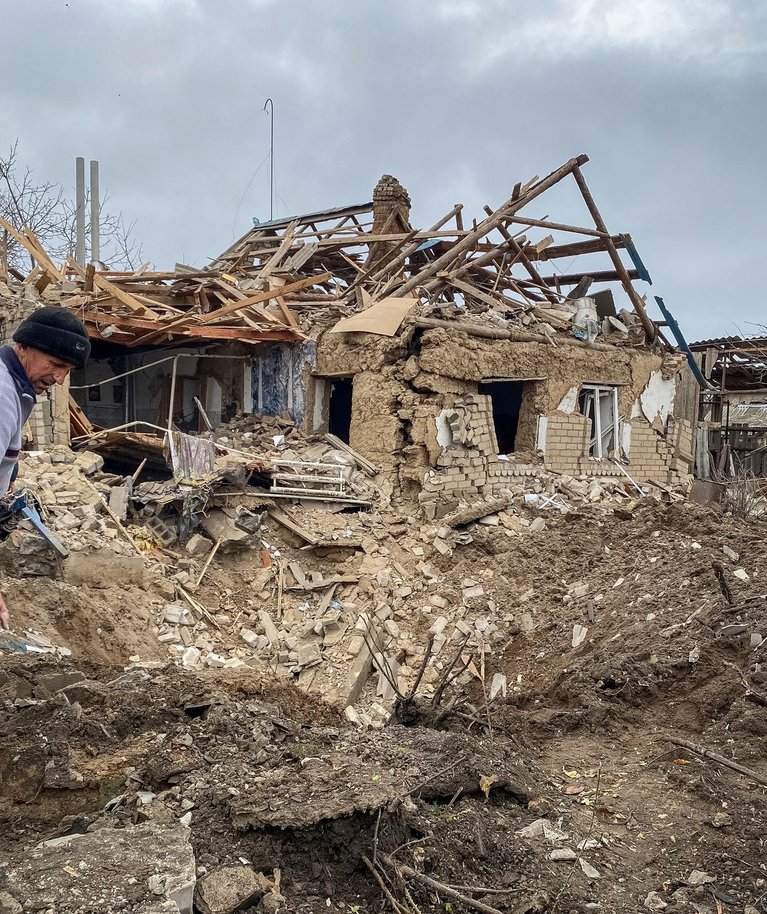 Venemaa sõjaväe löögist maha jäänud kraater Zaporižžja oblastis. Foto tehtud 21. novembril 2022.