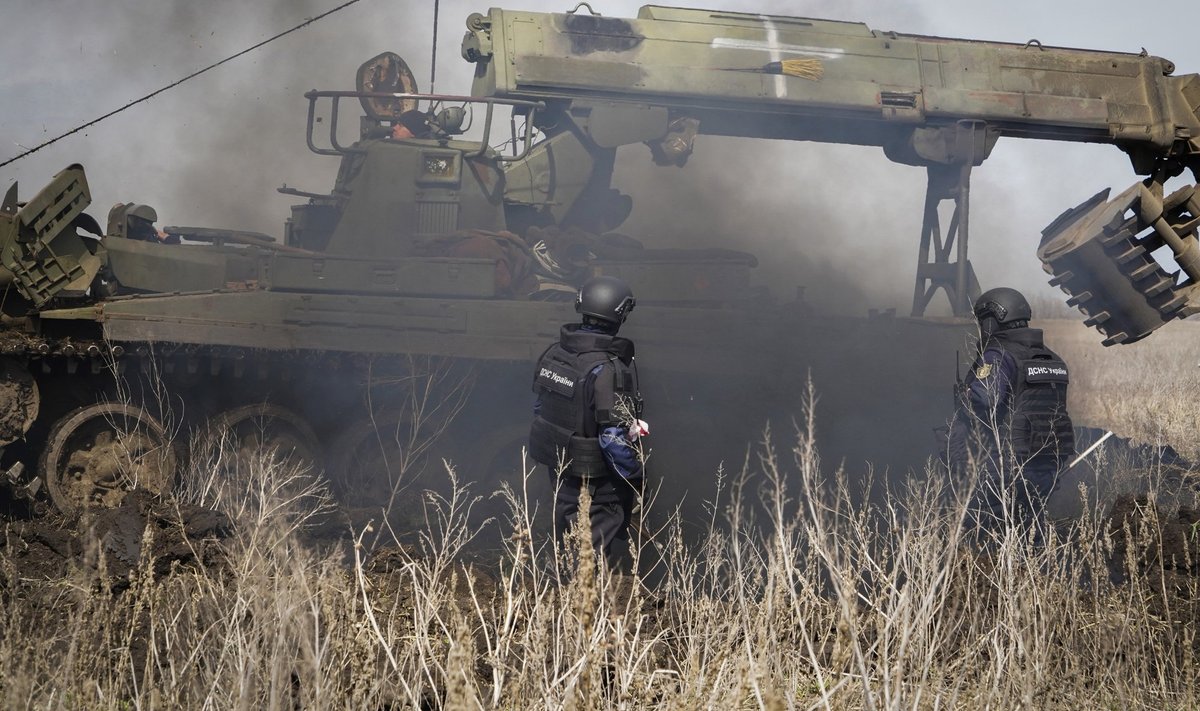 Ukraina sapöörid demineerimistööl Izjumi lähedal