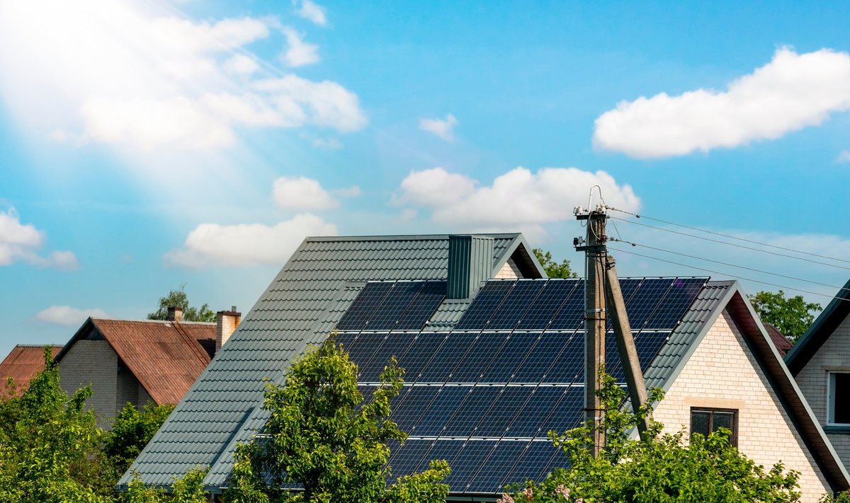 Kodumaja katusel elektrit tootvate päikesepaneelide ühendamine elektrivõrguga võib minna üsna kalliks, kui näiteks liiga peenikesed elektrijuhtmed vajavad väljavahetamist.