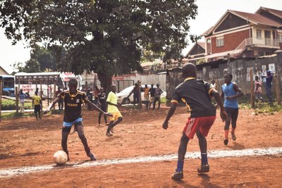 Noored hoos jalgpalliplatsil