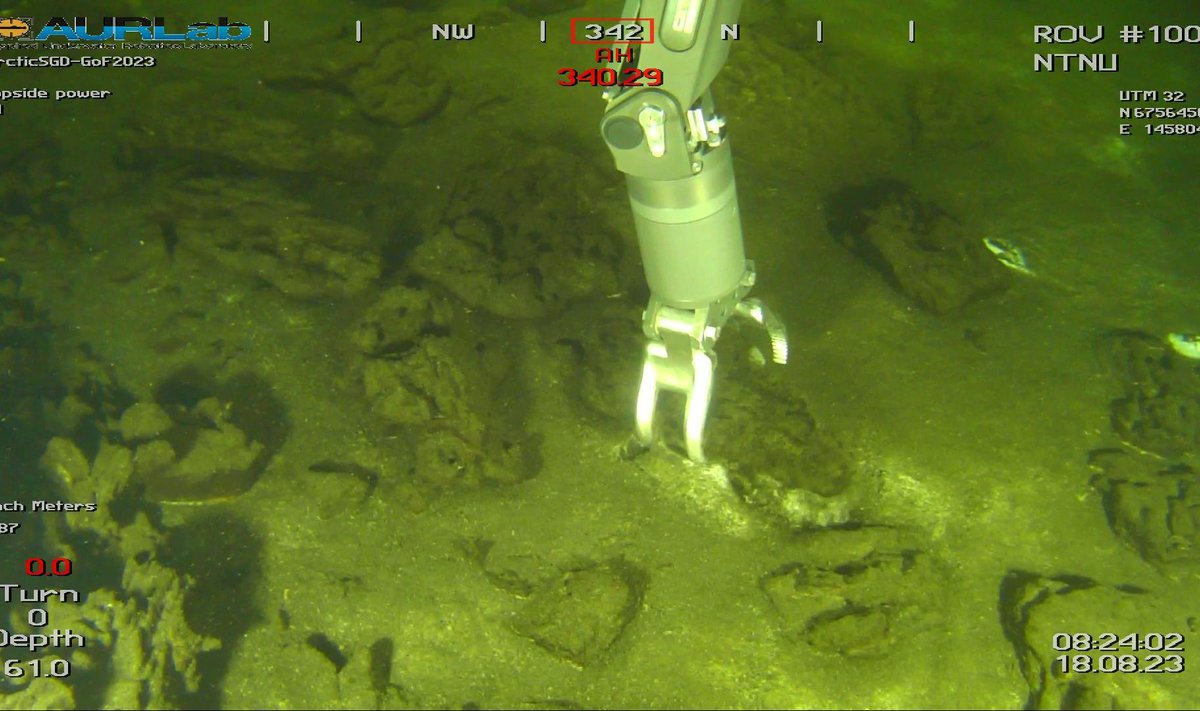 Сбор железо-марганцевых конкреций с морского дна, глубина - 61 метр.