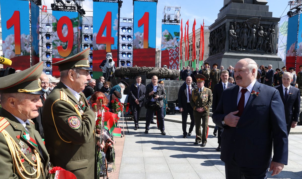 Lukašenka sõjaväelastega