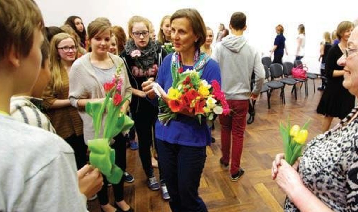 Keila Koolis söödi teisipäeva hommikul sünnipäevamuffinit –
õnnitleti austerlannast õpetajat Monica Dörnerit esimese suure
juubeli puhul.