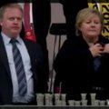 VIDEO: Norra peaminister seletas, miks ta mobiiltelefoni rinnahoidja vahel hoiab