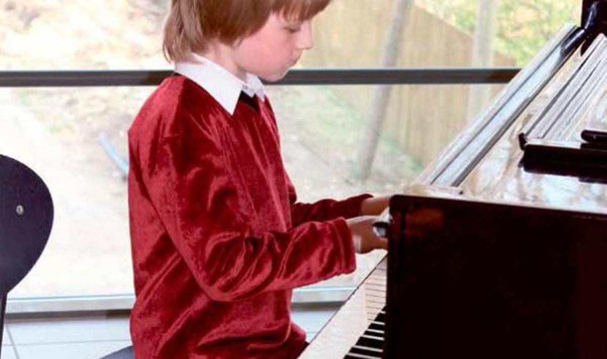 Risti Põhikooli õpilane Matteus Teinemaa esines kooli sünnipäeval toimuval kontsert-aktusel klaveripalaga. Foto: Jüri Alter