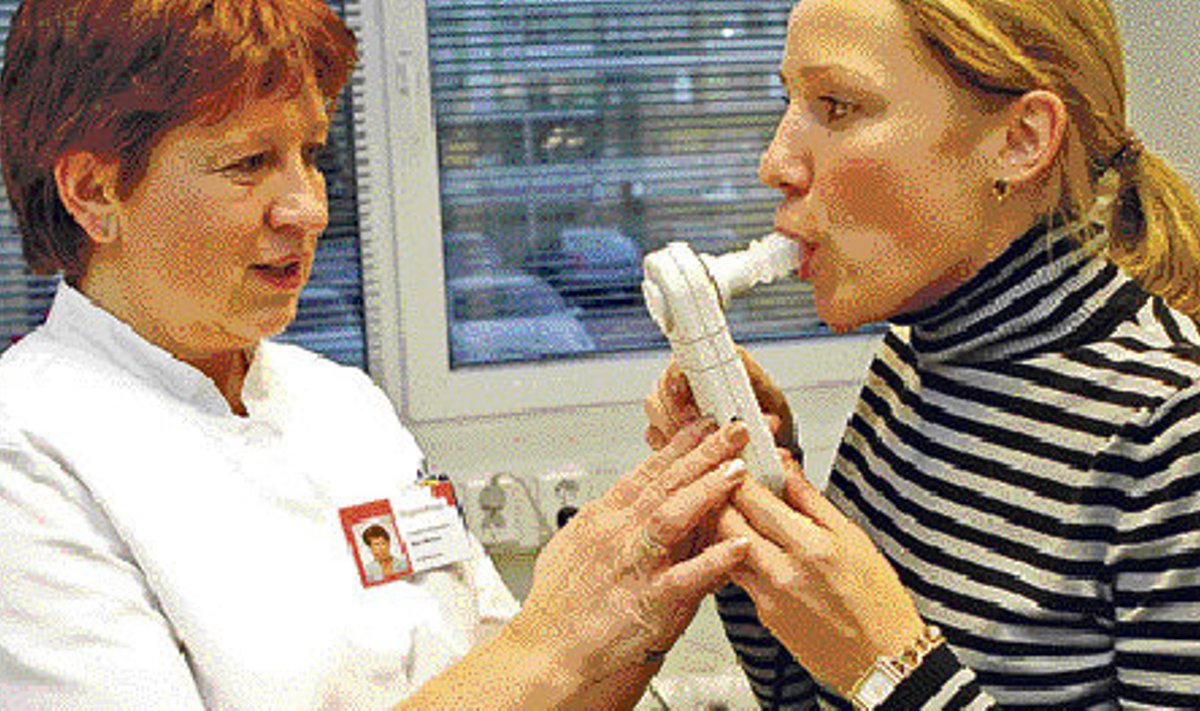 Põhja-Eesti regionaalhaigla pulmonoloog Mari Meren koos patsiendiga.
