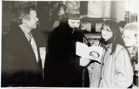 TEGIJAD: Matti Milius (vasakult teine) ja Mariina Mälk (vasakult kolmas) saate "Milius künkal" võtetel aastal 1990.