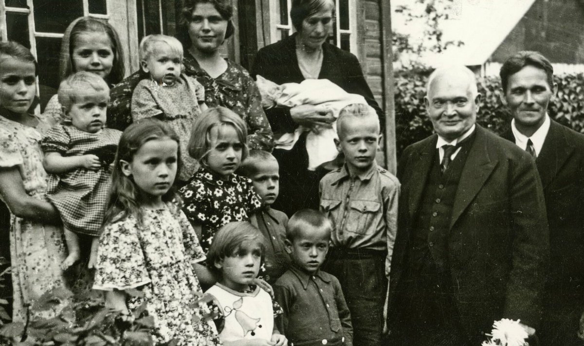 ОБРАЗЦОВАЯ СЕМЬЯ: В августе 1938 года на Хийумаа, в деревне Пийлиде президент Константин Пятс посетил самую многодетную семью с 12 детьми и пожертвовал 300 крон младшему "на зубок"