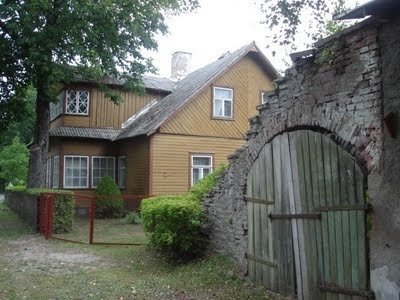 Toila külaidüll – tundlikult hooldatud maja ja aed ning kõnekas trepp koos väravaga Pikal tänaval