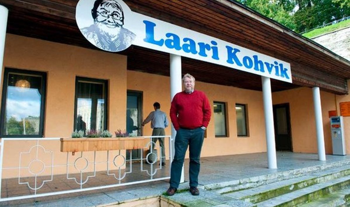 HAPPY HOUR: Linnapeakandidaat Mart Laar pakub omanimelises kohvikus jooke poole hinnaga.