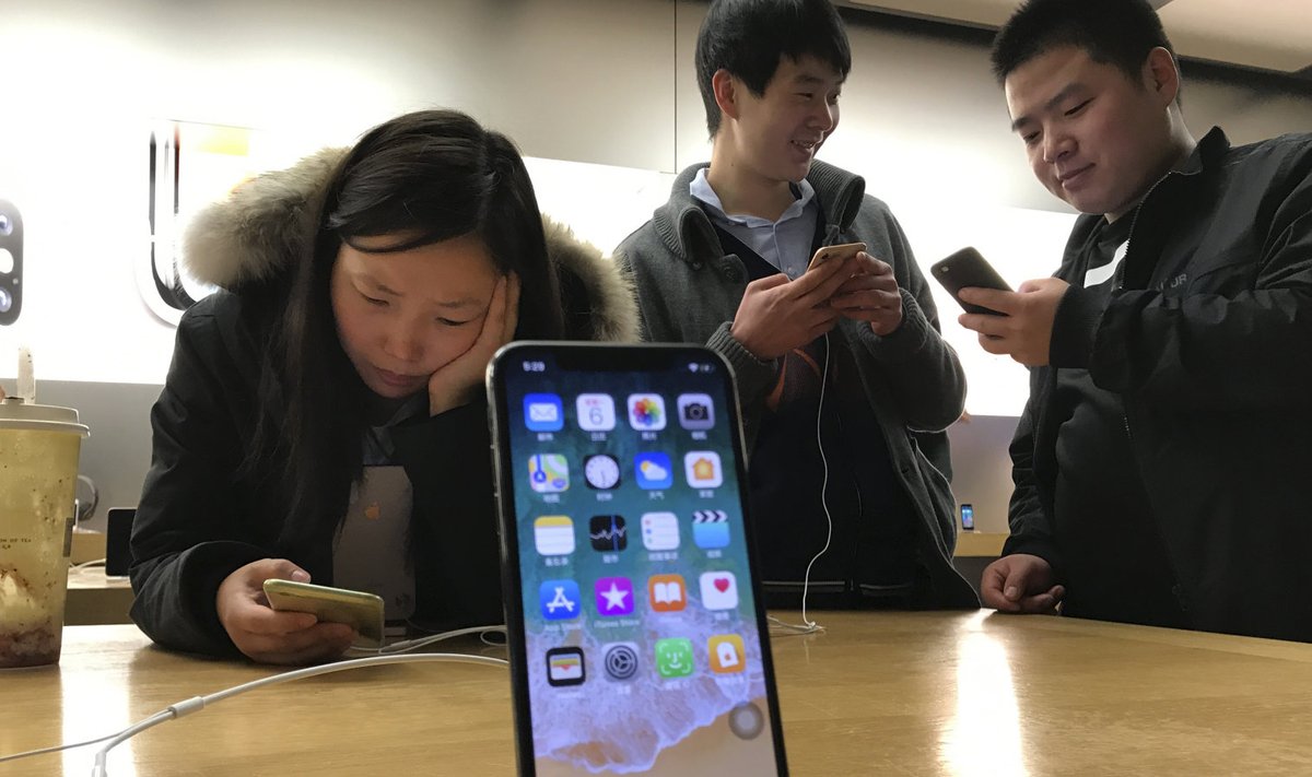 Hiina kliendid iPhone X-i vaatamas