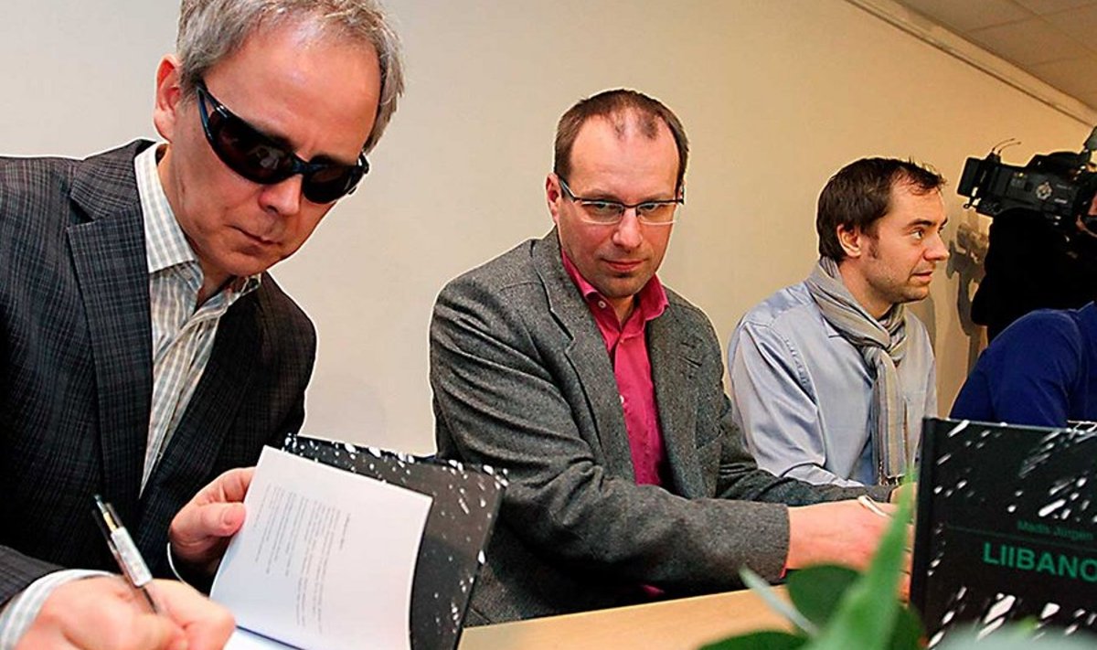 Autogrammiaeg: Madis Jürgen (vasakul) pani kirja, kuidas Madis Paluoja, Kalev Käosaar ja teised jalgrattasõbrad tutvusid islamimaailma tumeda poolega.