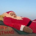 Индиец создал своего Санта Клауса — из песка и помидоров