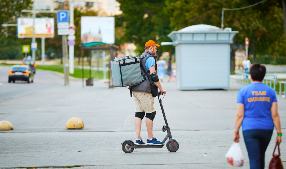 Toidukuller kõnniteel. Leedu transpordiministeeriumi sõnul ületavad kullerid sageli kiirust ja ei anna jalakäijatele teed.