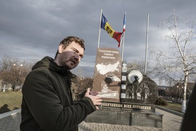 Ajakirjanik Petru Garciu näitab, et Comratis on riigipiir endiselt Nõukogude Liidu aegne.