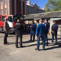 DELFI FOTOD: Politsei, päästjad ja tehniline järelevalve käisid värskeimas gaasiõnnetusemajas ringkäigul