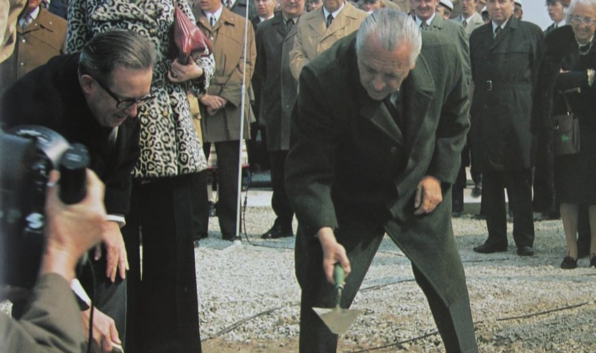 Toonane ISAF-i president Beppe Croce panemas nurgakivi Tallinna Olümpiapurjespordikeskusele 1976. aastal.