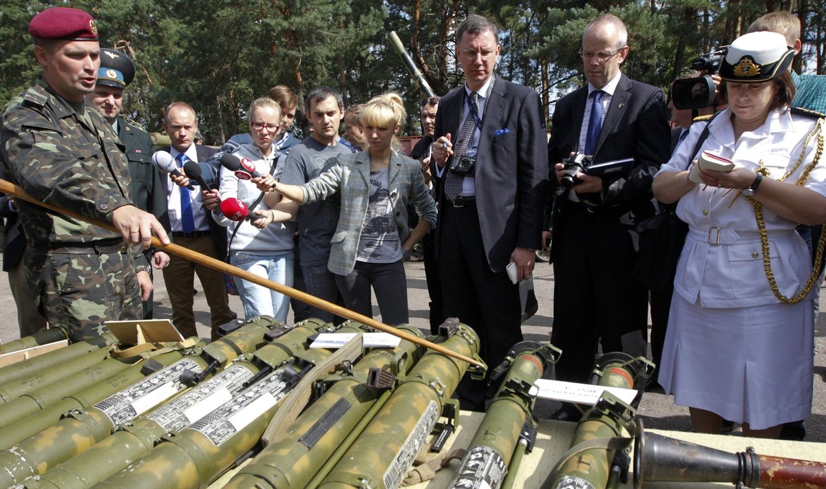 Ukraina sõjaväelane näitab Kiievis välisdiplomaatidele separatistidelt kätte saadud relvasid