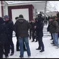 В Барнауле пенсионерка встала на колени перед Медведевым